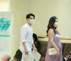 Đông Nhi và Ông Cao Thắng vừa cùng nhau đi khám thai tại bệnh viện. Có vẻ đây là nơi Đông Nhi sẽ chọn để sinh em bé, vì cô đi khám khi đã vào những tuần cuối thai kỳ. Cô xuất hiện với bụng bầu lớn, diện một chiếc đầm suông thoải mái, ông xã luôn đi cùng. Đông Nhi vẫn giữ được thần thái tươi tắn, vóc dáng thanh mảnh gọn gàng. Được biết, Đông Nhi chỉ tăng vỏn vẹn 8kg trong thời gian mang bầu.