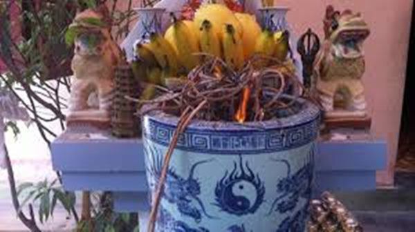 Không xê dịch bát hương trên bàn thờ