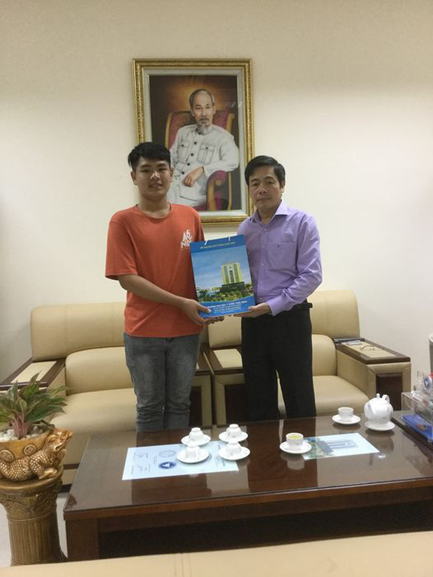 Nam sinh 10 năm cõng bạn được Hiệu trưởng Y Dược Thái Bình trao quà, miễn học phí 6 năm (Ảnh: Đỗ Trọng Khơi)    