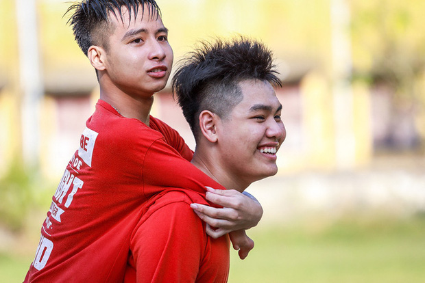 Đôi bạn cõng nhau đi học ròng rã suốt 10 năm trời (Ảnh: Sưu tầm)    