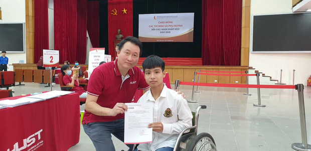 Thầy Trần Trung Kiên - Trưởng phòng Tuyển sinh Đại học Bách khoa Hà Nội trao giấy báo trúng tuyển Đại học cho Nguyễn Tất Minh (Ảnh: Tuyển sinh Trường Đại học Bách khoa Hà Nội)    