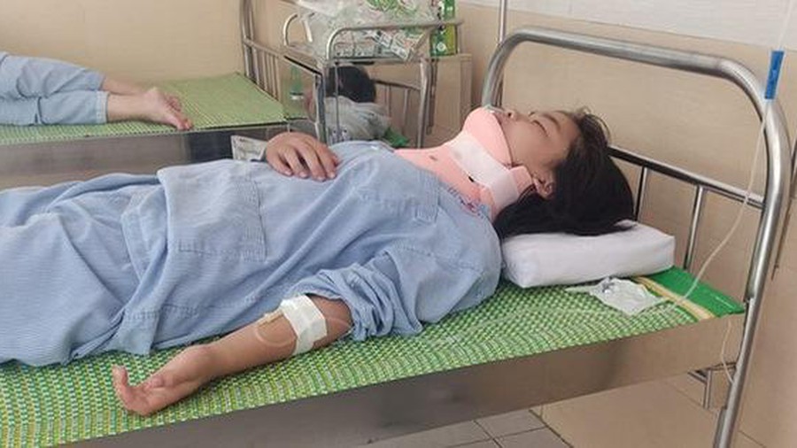 Nữ sinh bị bạn đánh chấn thương đốt sống cổ