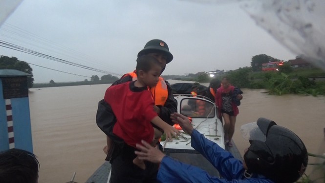 Nước lũ dâng cao, tràn vào nhà dân, BĐBP đã huy động cano để sơ tán