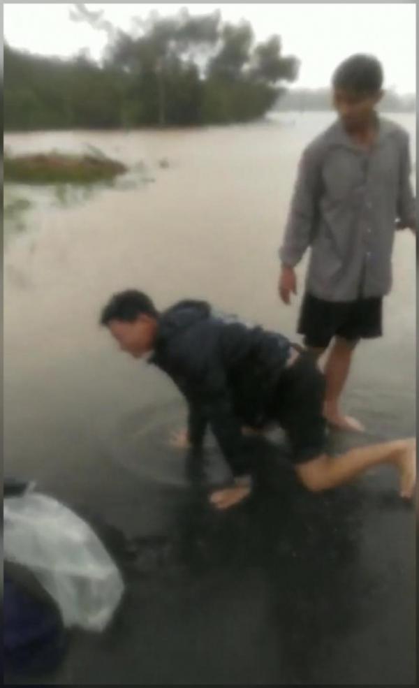 Người chồng gào khóc gọi tên vợ con giữa biển lũ