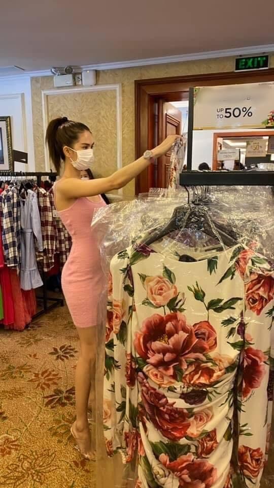 Ngọc Trinh có niềm đam mê bất tận với việc mua sắm quần áo, phụ kiện, dù đam mê đồ hiệu giá khủng nhưng cô vẫn đi mua đồ giá mềm, bình dân. Mới đây, dân mạng vô tình chụp được khoảnh khắc người đẹp có mặt tại cửa hàng trưng bày các thương hiệu nổi tiếng để 