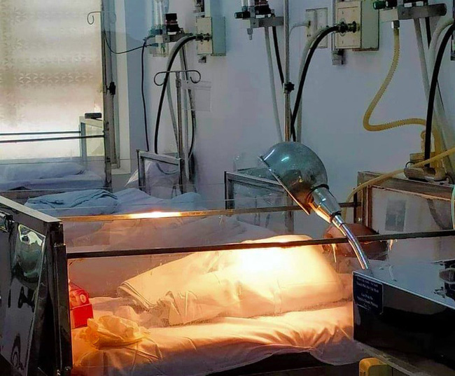 Cháu bé đang được điều trị trong lồng kính (PLO)