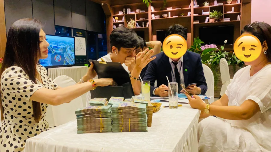 Lâm Khánh Chi mới đây khiến dân tình không khỏi trầm trồ khi đem nhiều chồng tiền mặt đi đặt cọc mua nhà triệu đô. Cô không cần suy nghĩ nhiều khi mua nhà mà thấy ưng là chốt đơn luôn. Đúng là bên ngoài xinh đẹp, bên trong nhiều tiền.