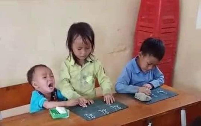 Ninh tuy tuổi còn nhỏ nhưng đã biết yêu thương và chăm sóc em