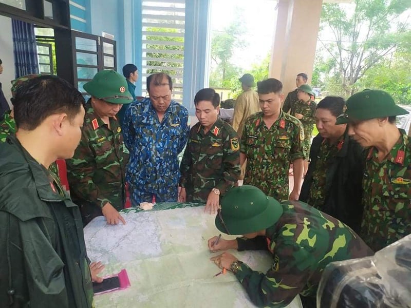 Lực lượng cứu hộ cứu nạn bàn phương án tiếp cận hiện trường. Ảnh: PLO    