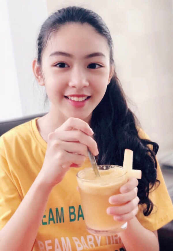 Từ nhỏ, đường nét khuôn mặt của Lọ Lem đã rất sắc sảo
