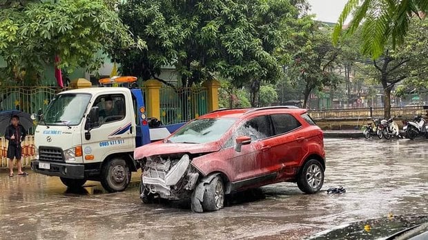 Chiếc xe hư hỏng nặng, tài xế gây nạn cũng đã bỏ đi khỏi hiện trường