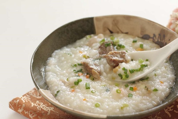 thuc-pham-ky-nhau-me-khong-nen-nau-chao-cho-be-an-01