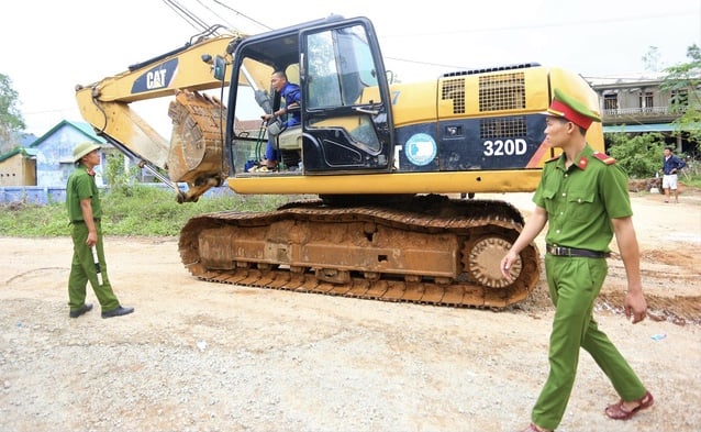 Xe cẩu được huy động để tiến hành phục vụ công tác tìm kiếm