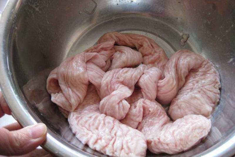 Dùng muối giấm rửa lòng già