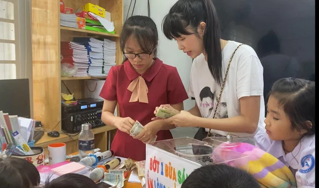 Bà xã Đăng Khôi hạnh phúc thông báo con trai đã tự vận động được hơn 100 triệu đồng để cứu trợ bà con miền Trung. Theo chia sẻ, sau khi xem hình ảnh một em bé mắc kẹt giữa dòng nước lũ, con trai cô liền thắc mắc tại sao không ai giúp đỡ. Không chần chừ, cậu bé đã tự làm 1 thùng quyên góp, kêu gọi cả lớp ủng hộ với thông điệp: 