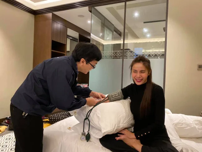 Mới đây, Thủy Tiên viết tâm thư chia sẻ về ngày thứ 3 trong chuyến cứu trợ miền Trung. Cô thông báo đã nhận được 40 tỷ tiền quyên góp. Nhưng lại khiến khán giả lo lắng khi tiết lộ thời tiết thay đổi liên tục nên sức khỏe không chịu được mà bị nhiễm lạnh: 