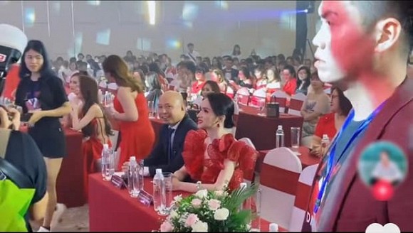 Hương Giang ngồi im nhìn đàn chị lướt qua.
