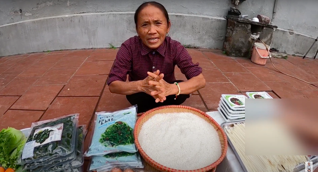Góc phải của khung hình bị làm mờ.