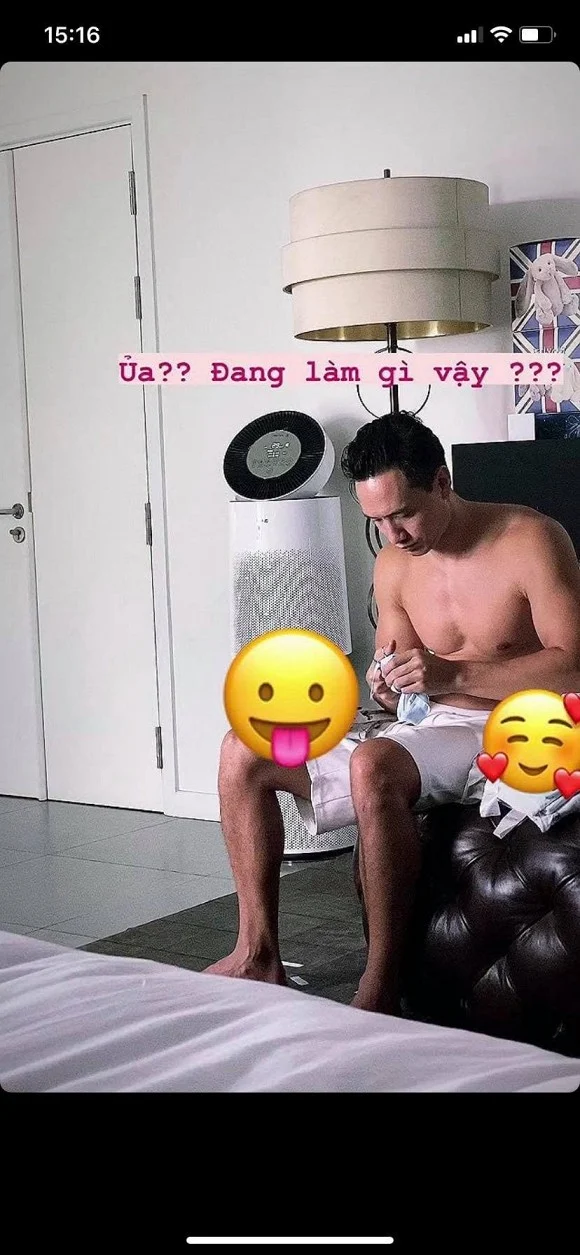 Mới đây, Hà Hồ khiến khán giả phấn khích khi đăng ảnh đời thường của bạn trai Kim Lý. Điều đặc biệt là nếu nhìn qua sẽ chẳng có gì đặc biệt nhưng soi kỹ thì dường như anh đang chuẩn bị đồ cho hai em bé sắp chào đời. Dù bạn gái chụp ảnh nhưng anh có vẻ đang khá chăm chú và và không quan tâm đến sự dõi theo của Hà Hồ càng làm khán giả thích thú hơn.