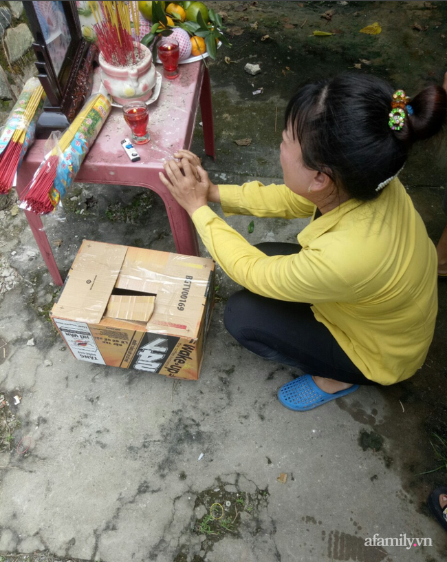 Gia đình nghẹn ngào trước sự ra đi đột ngột của nạn nhân.  