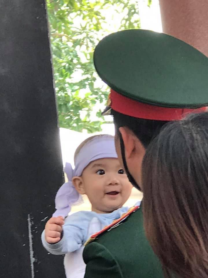 Cậu bé chỉ mới vài tháng tuổi bật cười tươi tắn. Em chưa thể hiểu được nỗi đau mất cha là như thế nào.