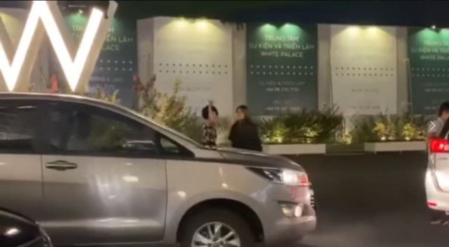 Nữ MC trông có vẻ vô cùng bức xúc.