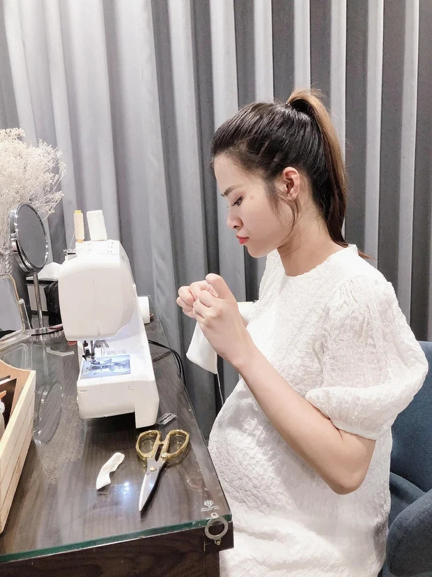 Đông Nhi khiến fan đứng ngồi không yên khi tung khoảnh khắc đời thường cực đáng yêu. Cô đích thân may chiếc nơ trắng xinh xắn làm quà cho con gái đầu lòng. Đặc biệt, nữ ca sĩ cũng thông báo đã quyên góp được hơn 400 triệu đồng cho người dân miền Trung. Cô cho biết dù sắp đến thời gian sinh nở nhưng nhìn thấy những hình ảnh đồng bào miền Trung vật lộn trong mưa lũ, cô không khỏi xót xa.