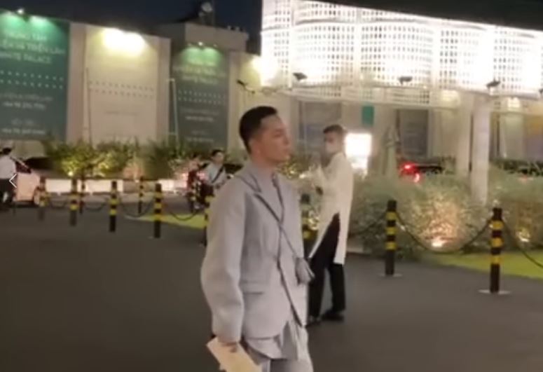 Và Kelbin cũng xuất hiện tại sự kiện với bộ đồ sai dresscode.