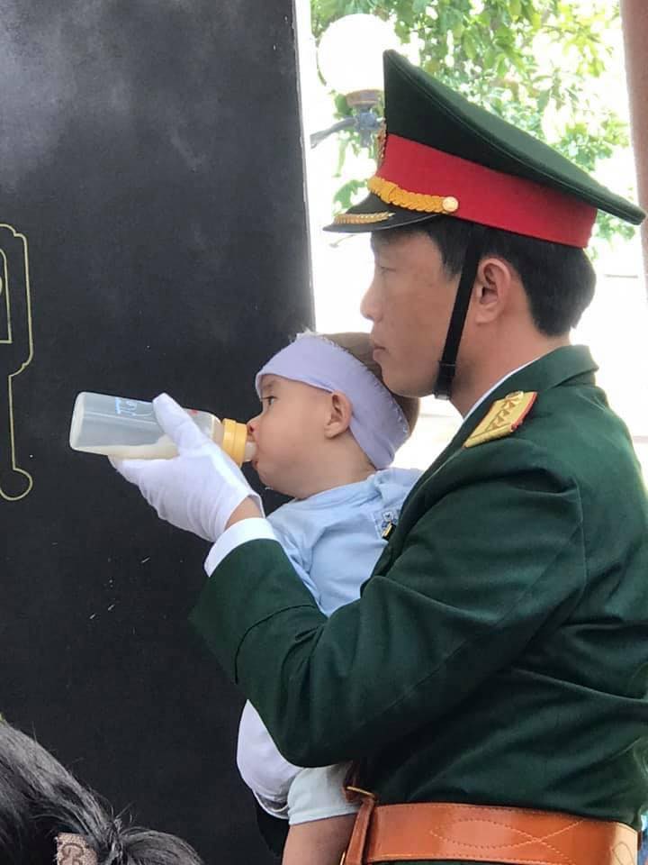 Con út của liệt sĩ Tùng trong vòng tay một người đồng đội của anh.