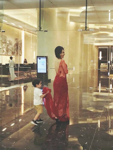 Thu Minh đăng đoạn hội thoại của mình và con trai khi đưa bé đi học. Bé Gấu đã hỏi mẹ tiền để đưa bạn gái đi mua đồ chơi. Nghe vậy, Thu Minh hỏi lại: 