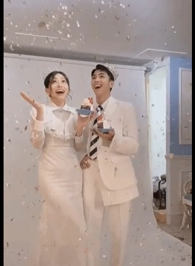 Mới đây, cư dân mạng xôn xao trước clip hậu trường một buổi chụp hình của Bình An và Phương Nga. Cả hai diện Shbet999 com đăng nhập cô dâu - chú rể, tạo dáng cực ngọt ngào. Phải chăng cặp đôi đình đám của showbiz sắp về chung một nhà? Tuy nhiên cũng có nhiều bình luận cho rằng rất có thể họ chỉ đang chụp ảnh quảng cáo mà thôi. Cả hai vẫn chưa lên tiếng về việc này.