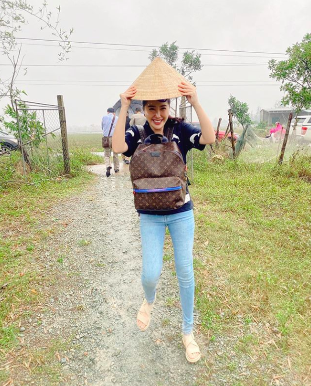 Mới đây, Bảo Thy chia sẻ hình ảnh mặc đồ giản dị, đội nón, cười rạng rỡ: 