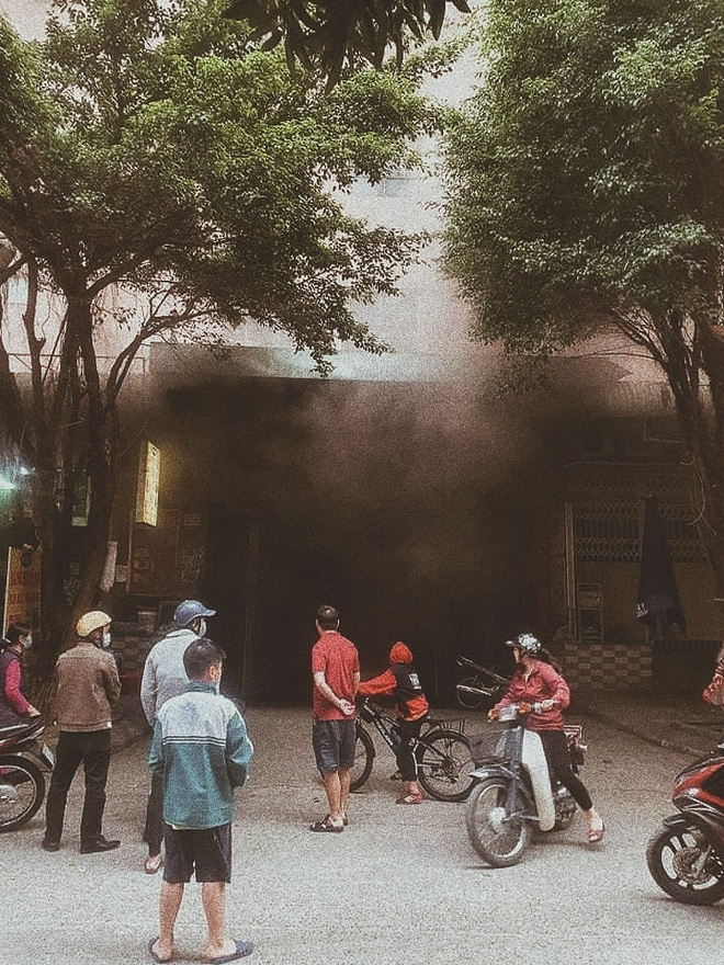 Tầng hầm khu chung cư bị cháy khiến nhiều người phải di tản.