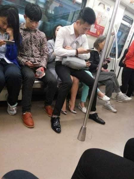 Muốn ngồi lên vị trí không ai ngồi được thì ngồi trong lòng em