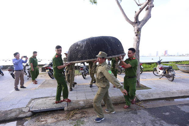 Lực lượng chức năng hỗ trợ người dân dọn đồ tránh bão (Ảnh: Pháp luật và Bạn đọc)