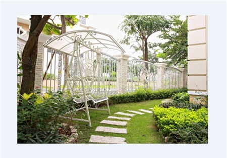 Khuôn viên rộng rãi nhiều cây xanh