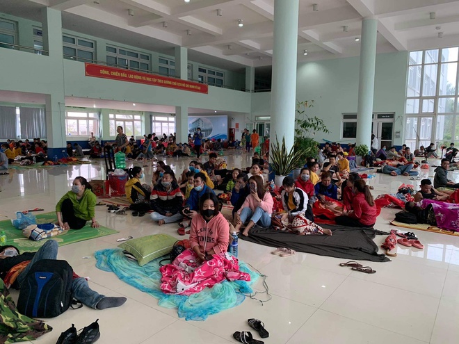 Người dân đến nơi sơ tán an toàn
