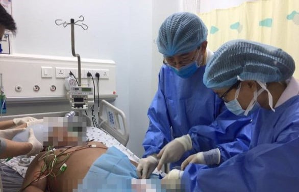 Bé L.N.N.Ph. được các bác sĩ tích cực điều trị.