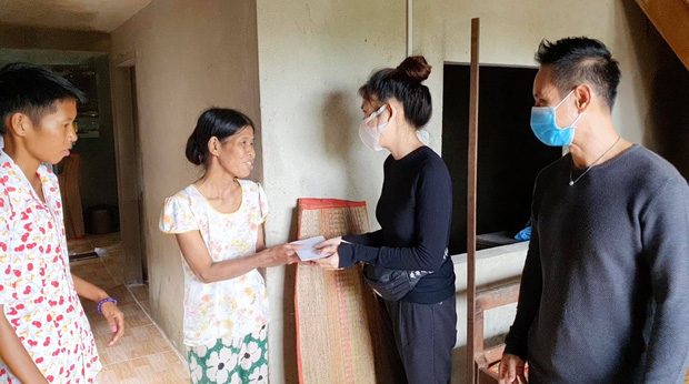 Trên đây là một số hình ảnh Lý Hải - Minh Hà trao quà cho bà con miền Trung.