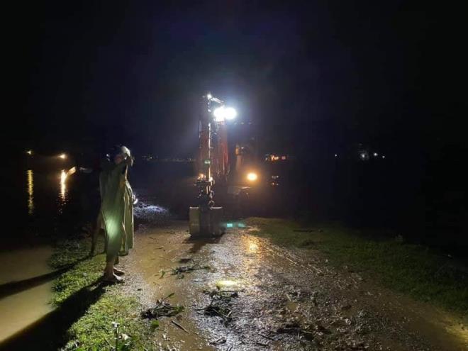 Người dân Can Lộc, Hà Tinh trắng đêm chống lũ