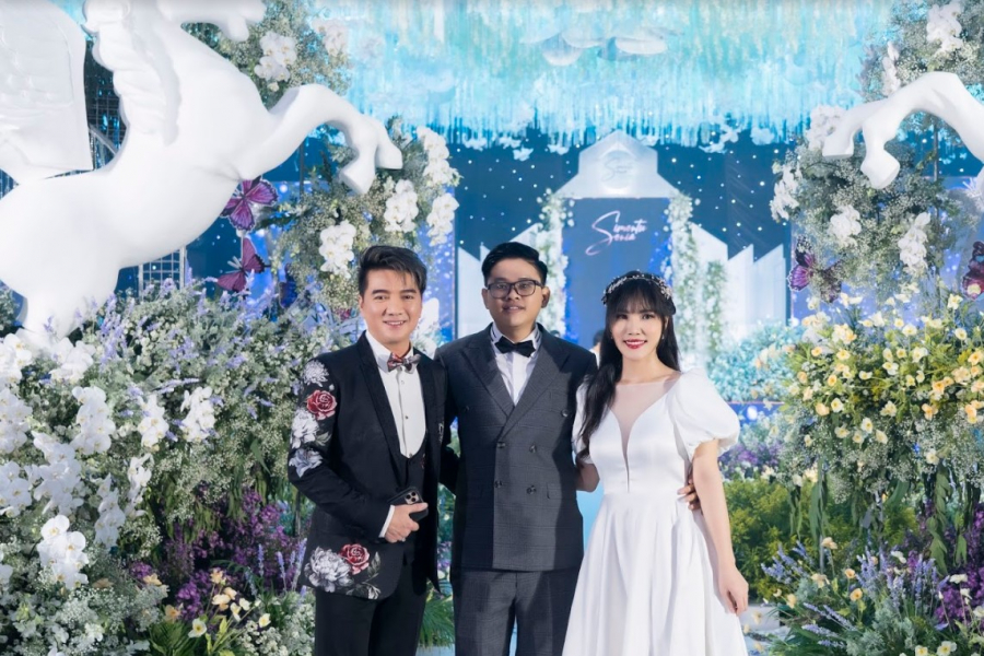 Rất nhiều ngôi sao nổi tiếng là bạn bè thân thiết với Simon Tứ trong đó có ông hoàng nhạc Việt Đàm Vĩnh Hưng.