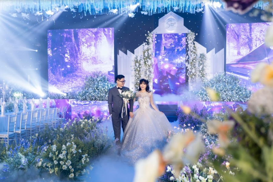 Không gian ngập tràn nến và hoa tươi.    