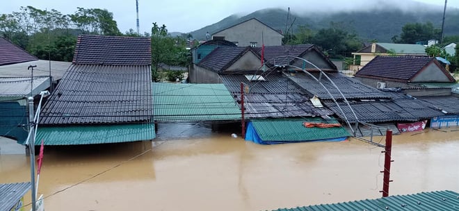 Nước lũ dâng cao khiến nhiều căn nhà ở xã Thanh Mỹ (Thanh Chương, Nghệ An) bị ngập.