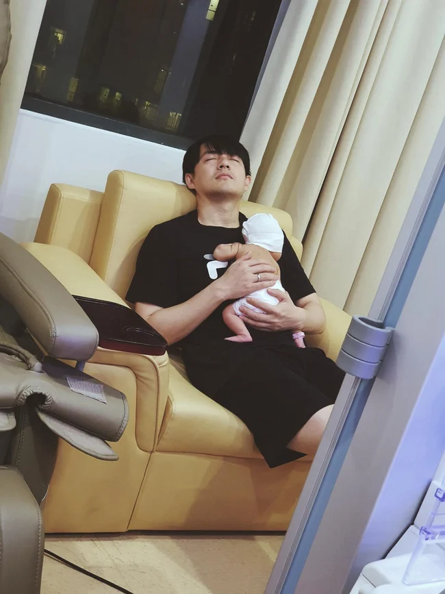 Đông Nhi đăng hình ảnh ông xã đang ôm con gái ngủ, bản thân ông bố cũng đang ngủ gật rất đáng yêu. Cô viết: 
