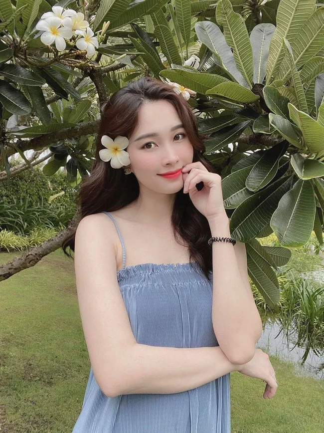 Đặng Thu Thảo đăng tải hình ảnh khoe sắc giữa vườn cây xanh tươi. Cô diện chiếc váy liền hai dây màu xanh, trên Shbet123 Link Vào ShBet Mới Nhất còn cài bông hoa trắng tinh khôi. Chỉ qua một bức hình, ai cũng phải ghen tỵ với ngoại hình ngày càng trẻ trung và xinh đẹp của nàng hậu khi đã là mẹ 2 con. Làn da trắng mịn hồng hào khiến nhan sắc của Đặng Thu Thảo thêm phần rạng rỡ. Có thể thấy, gương mặt nàng hậu đã thon gọn hơn sau khi sinh con thứ hai.