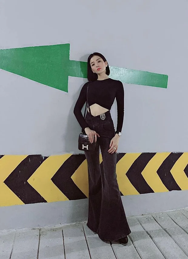 Hậu ly hôn, mới đây Lệ Quyên đăng tải ảnh khoe dáng thon gọn với áo croptop, quần ống loe. Cô cũng đã cắt tóc ngắn và duỗi thẳng, giúp cô trông trẻ ra cả chục tuổi. Thậm chí cô còn nhận mình là chị gái của con trai: