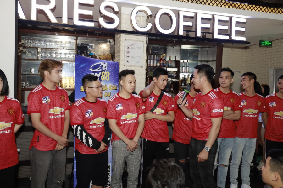 Các fan hào hứng hưởng ứng những trò chơi thú vị trong buổi Offline.
