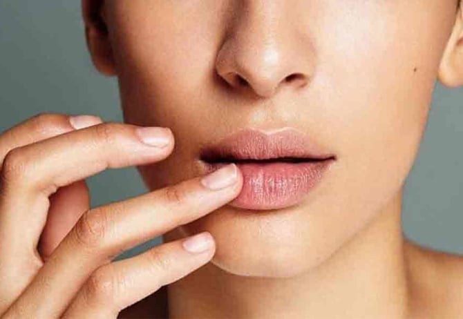 Môi thâm sạm là một dấu hiệu cho thấy tử cung không được khỏe.