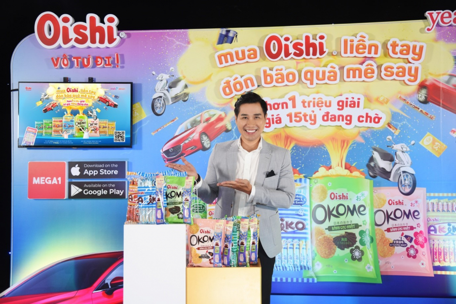 MC Nguyên Khang công bố 2 chủ nhân giải thưởng tuần đầu tiên.