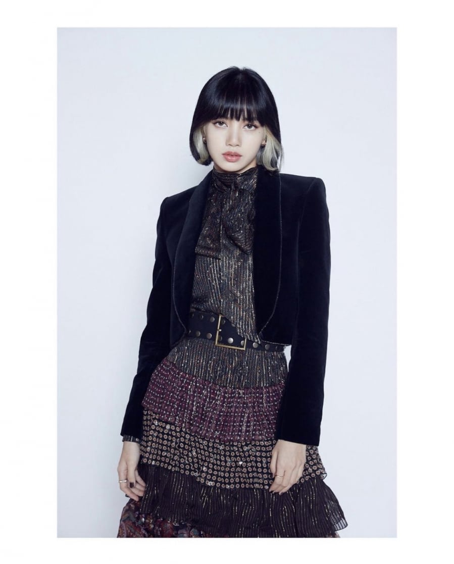 Toàn bộ phần tóc gáy được nhuộm màu xám khói giúp vẻ ngoài của Lisa càng thêm cá tính, high-fashion